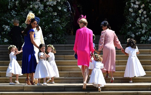 Kate Middleton com daminhas de honra