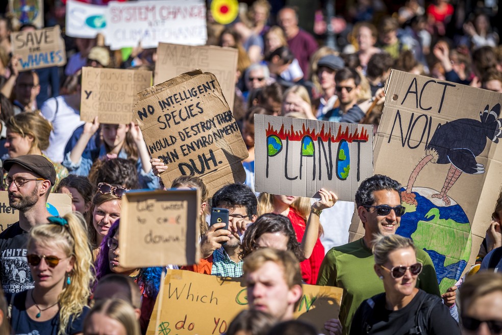 Manifestantes ocupam ruas de Maastricht, na Holanda, em ação global pelo clima. — Foto: Marcel van Hoorn/ANP/AFP