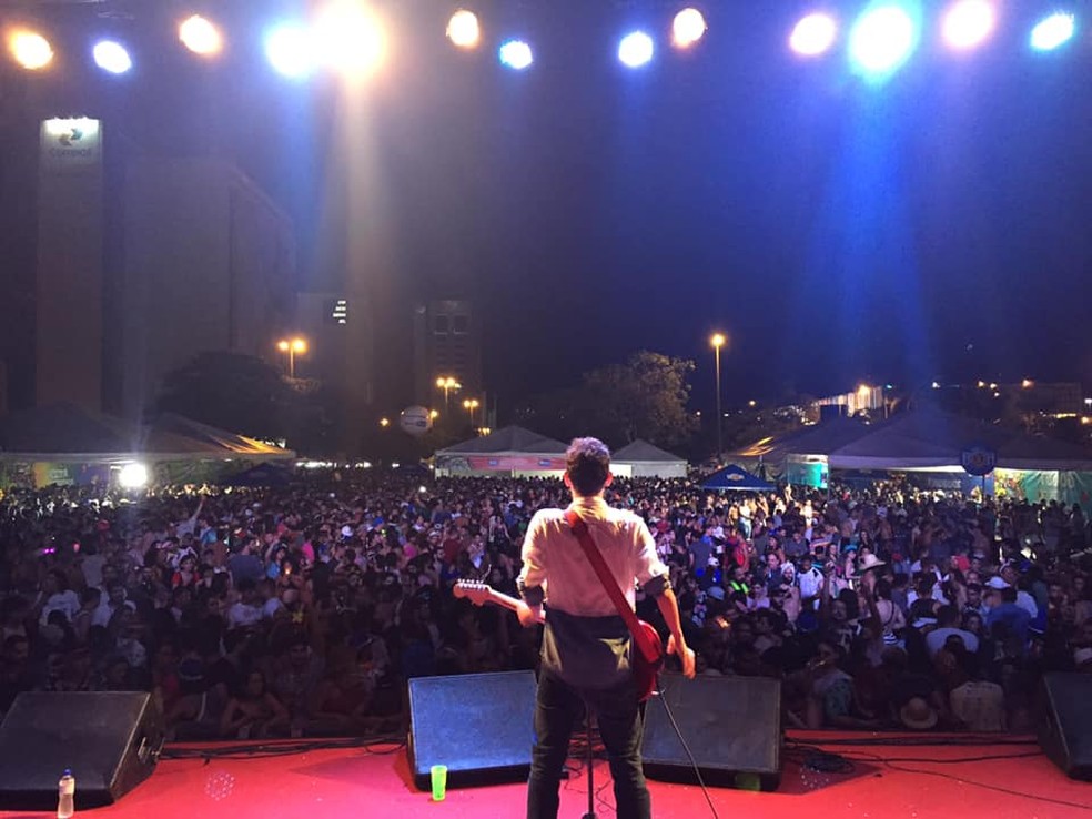 Show do paraense Felipe Cordeiro no bloco de pré-carnaval Cafuçu do Cerrado, em Brasília — Foto: Cafuçu do Cerrado/Divulgação