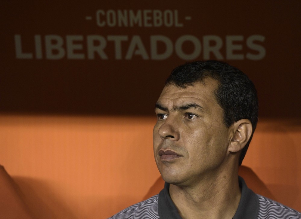 Corinthians se molda aos rivais e tem pelo menos 