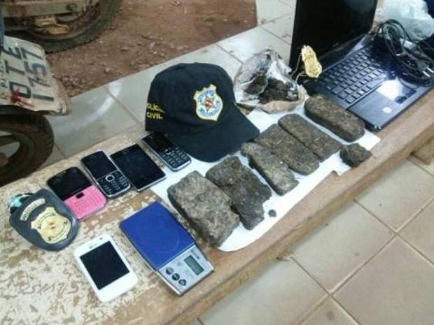 Cerca de 2,5 quilos de maconha e uma balança de precisão usada para pesar a droga foram localizados pela polícia em uma casa de Altamira. (Foto: Divulgação/Polícia Civil do Pará)