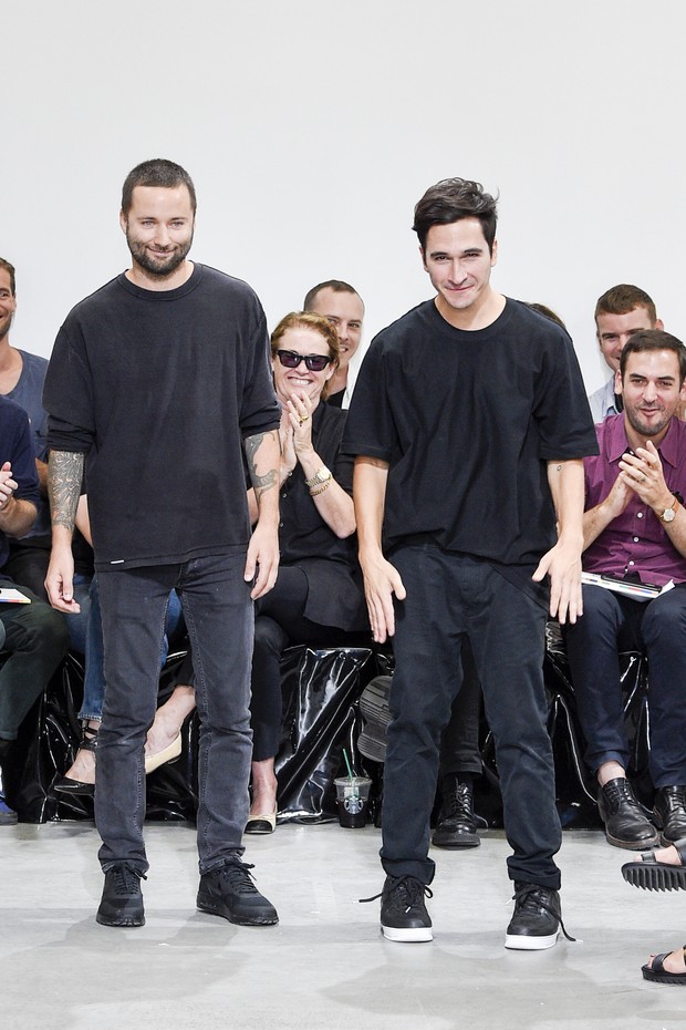 NEW YORK, NY - SEPTEMBER 12:  Designers Jack McCollough and Lazaro Hernandez acknowledge the applause of the audience after the Proenza Schouler Women's Fashion Show during New York Fashion Week  on September 12, 2016 in New York City.  (Photo by Peter Wh (Foto: Getty Images)