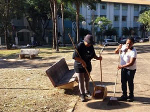 Servidores realizam limpeza em praça próxima à Câmara de Vereadores, em Americana (Foto: Fernando Pacífico / G1)