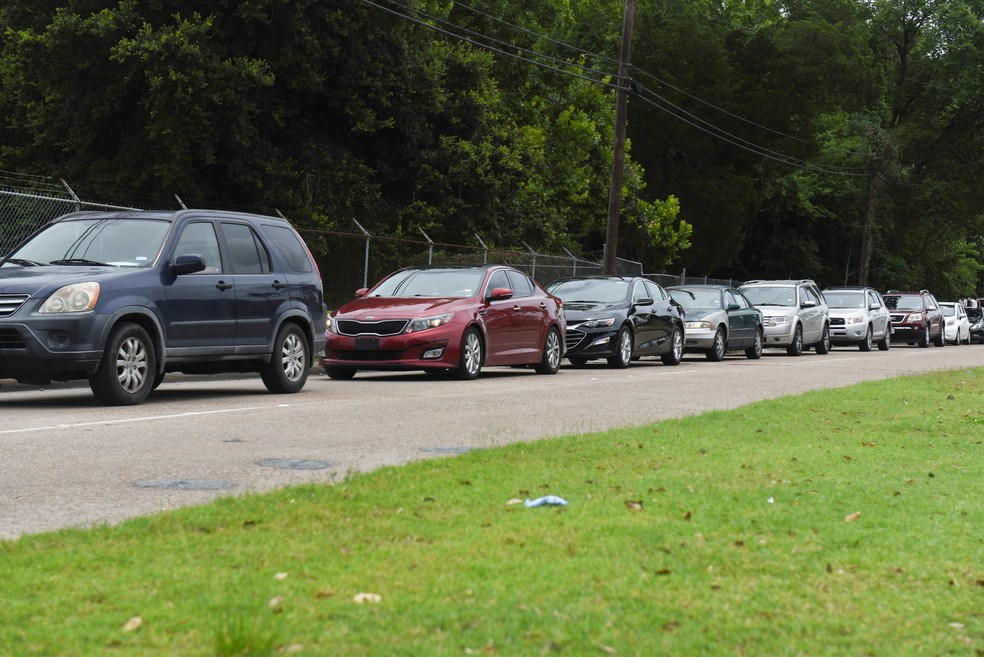 Pessoas no Texas formam filas com seus carros para exames de covid-19; mais de 10% dos testes deram positivo na última semana — Foto: Callaghan O'Hare/Reuters
