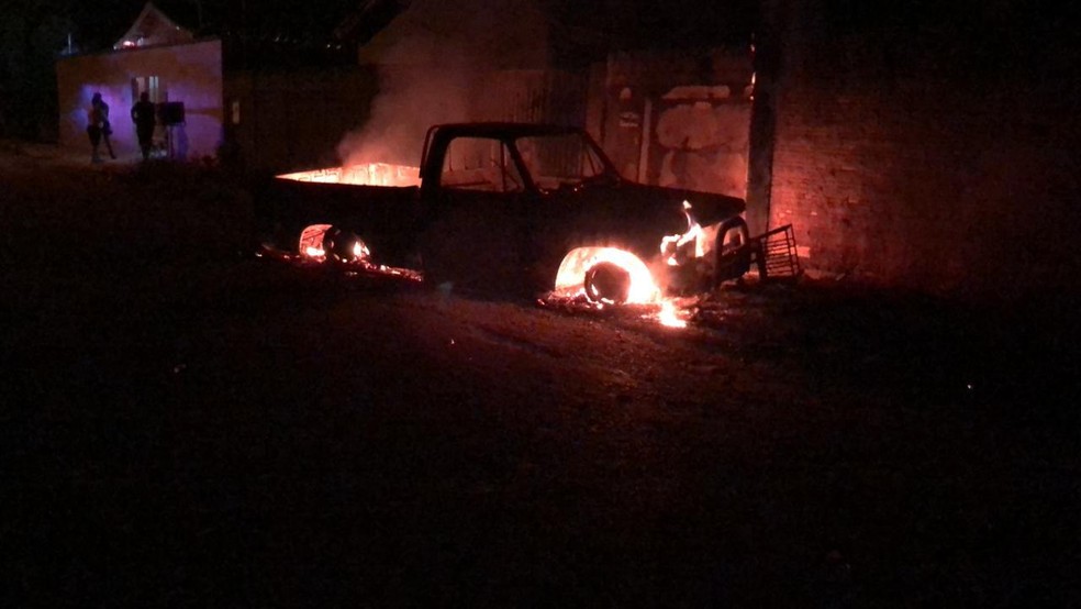 Uma caminhonete também foi incendiada pela adolescente — Foto: Polícia Militar - MT