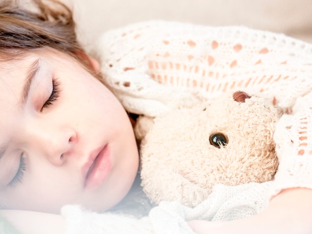 Criança dormindo e segurando ursinho (Foto: Snapware/Pexels)