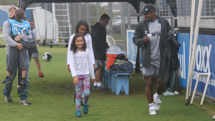Roger leva filhas para treino do Grêmio e libera brincadeira na chuva;