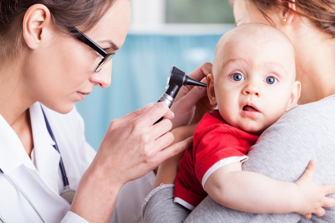 Médica examina dor de ouvido em bebê (Foto: Getty Images)