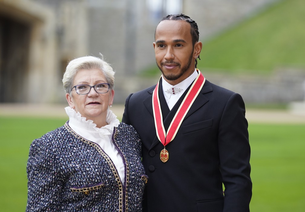 Lewis Hamilton foi nomeado Cavaleiro do Império Britânico em dezembro de 2020 e recebeu a honraria um ano depois, ao lado da mãe — Foto: Andrew Matthews/WPA Pool/Getty Images