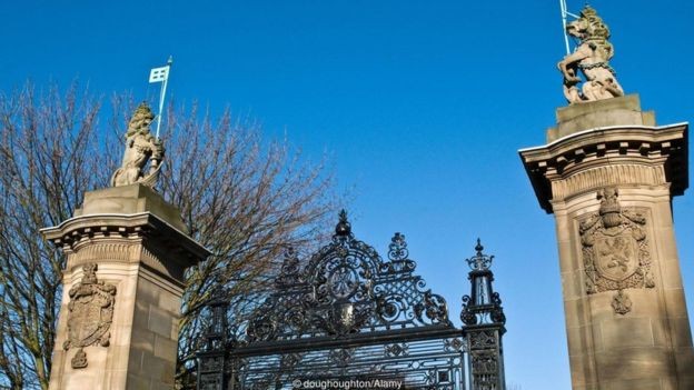 O portão de entrada do Palácio de Holyroodhouse, em Edimburgo, é guardado de um lado por um unicórnio de pedra (Foto: DOUGHOUGHTON / ALAMY)
