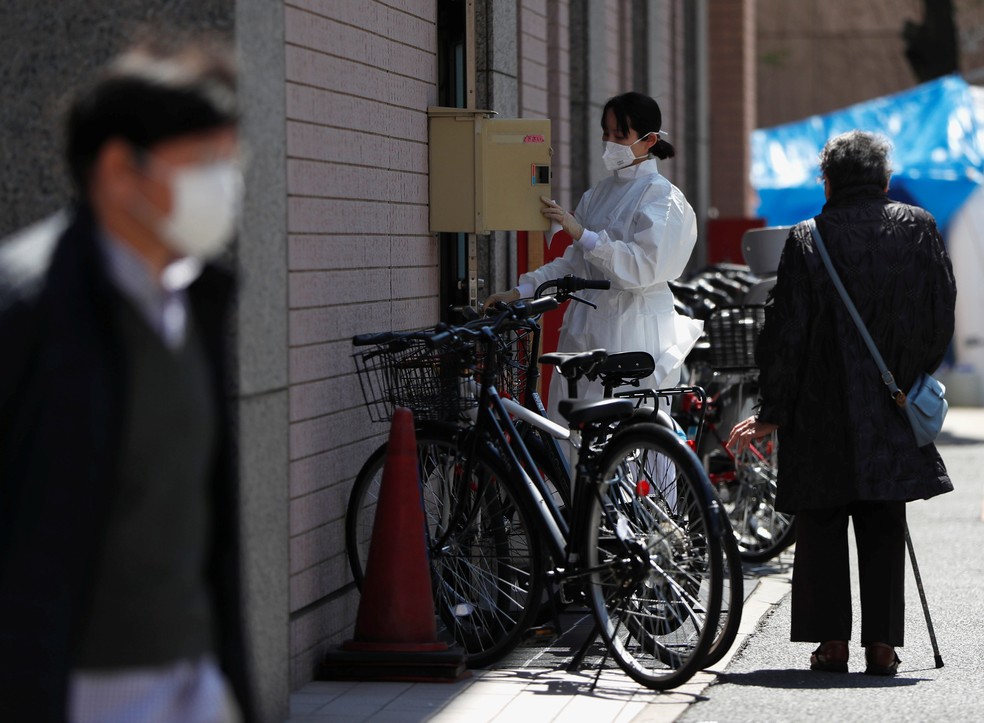 Membro de equipe médica na entrada de hospital em Tóquio, no Japão — Foto: Issei Kato/Reuters