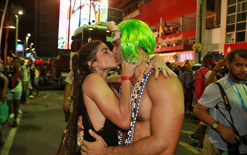 Emiliano D Avila e Natália Rosa trocam beijos em Salvador
