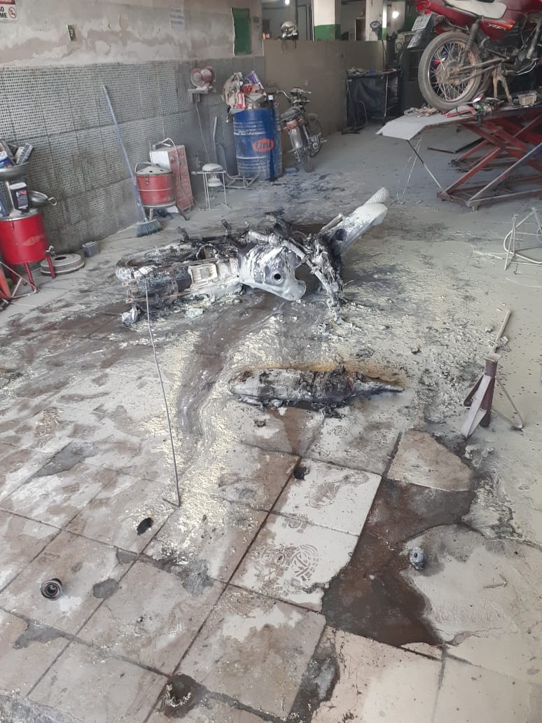 Motocicleta pega fogo, explode e deixa três homens feridos com queimaduras em oficina no Ceará