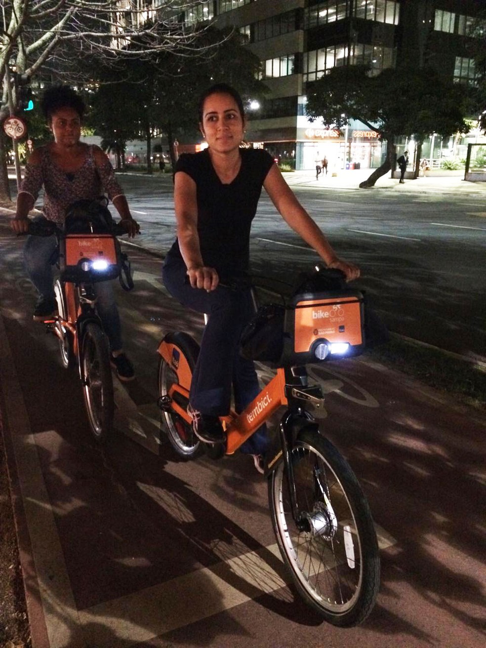 Maria Conceição só usa bike, nunca usa patinete. Na noite desta sexta-feira (31), ela disse que o trânsito estava para bicicleta.  — Foto: Glauco Araújo/G1