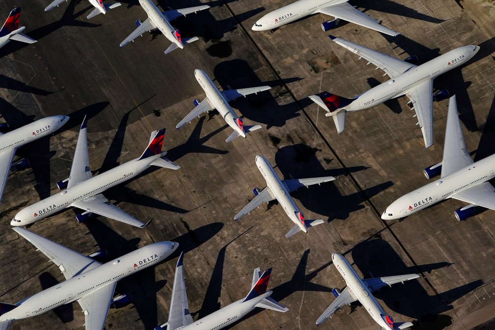 Aviões de passageiros da Delta são vistos estacionados devido à redução no número de voos para retardar a propagação da doença por coronavírus (COVID-19) no Aeroporto Internacional de Birmingham, nos EUA, em 25 de março  — Foto:  Elijah Nouvelage/Reuters