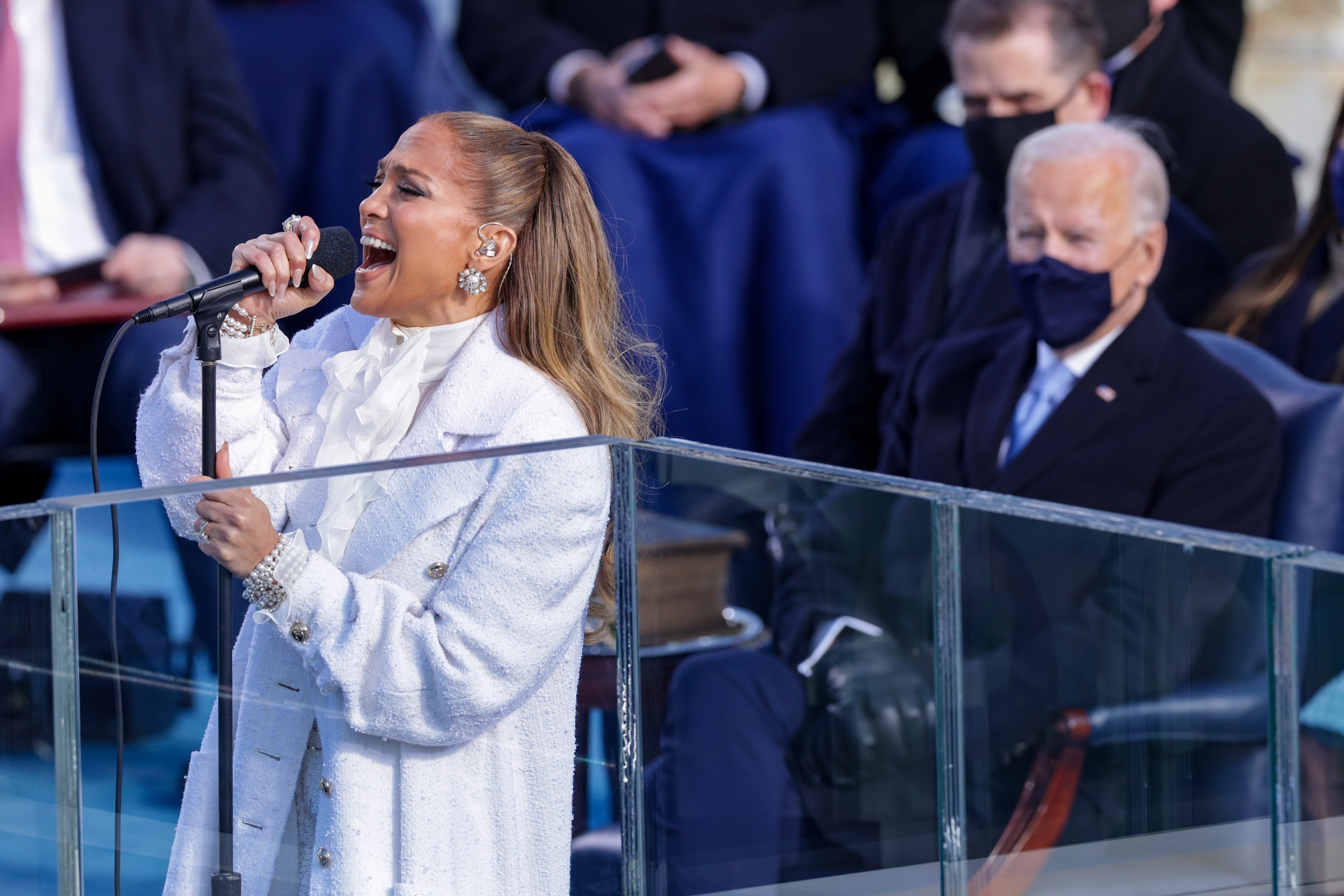 WASHINGTON, DC - 20 DE JANEIRO: Jennifer Lopez canta durante a inauguração do presidente eleito dos EUA Joe Biden na Frente Oeste do Capitólio dos EUA em 20 de janeiro de 2021 em Washington, DC. Durante a cerimônia de inauguração de hoje, Joe Biden se torna o 46º presidente dos Estados Unidos. (Foto: Alex Wong / Getty Images)