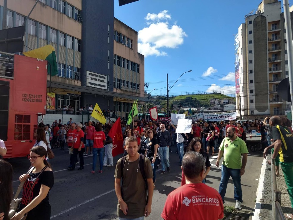 JUIZ DE FORA, 12h32: manifestantes iniciam dispersão na Rua Barão de Cataguases — Foto: Roberta Oliveira/G1