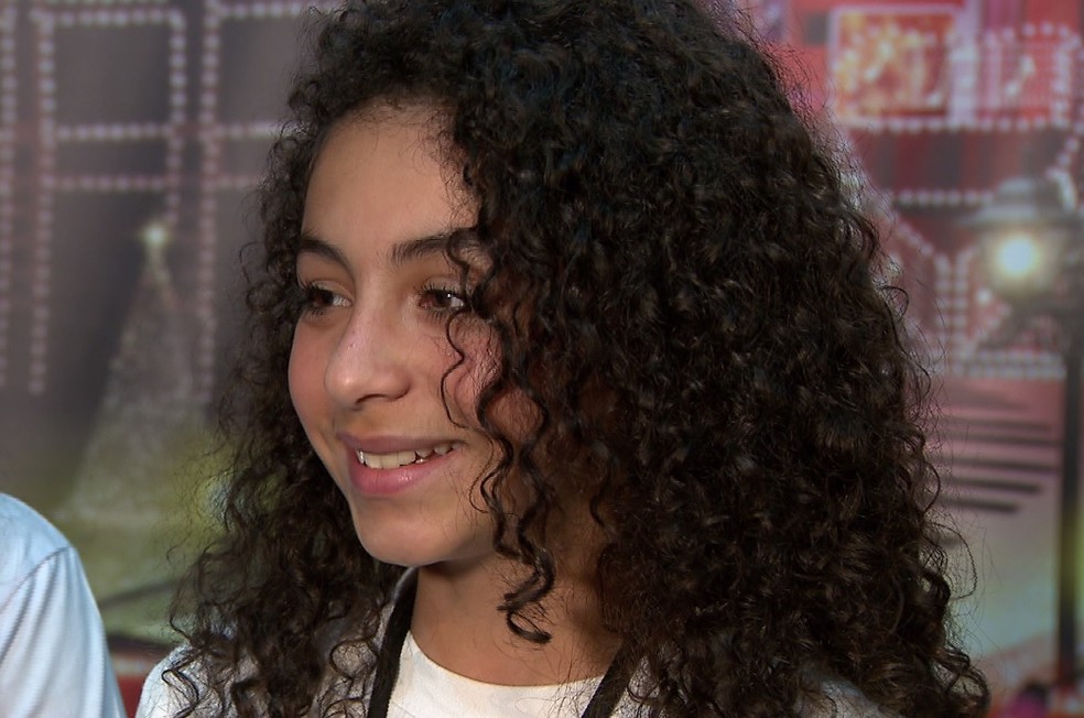 'Me sinto a Beyoncé', diz Giovana Pereira, de 12 anos, que participa do coral (Foto: Reprodução/RPC)