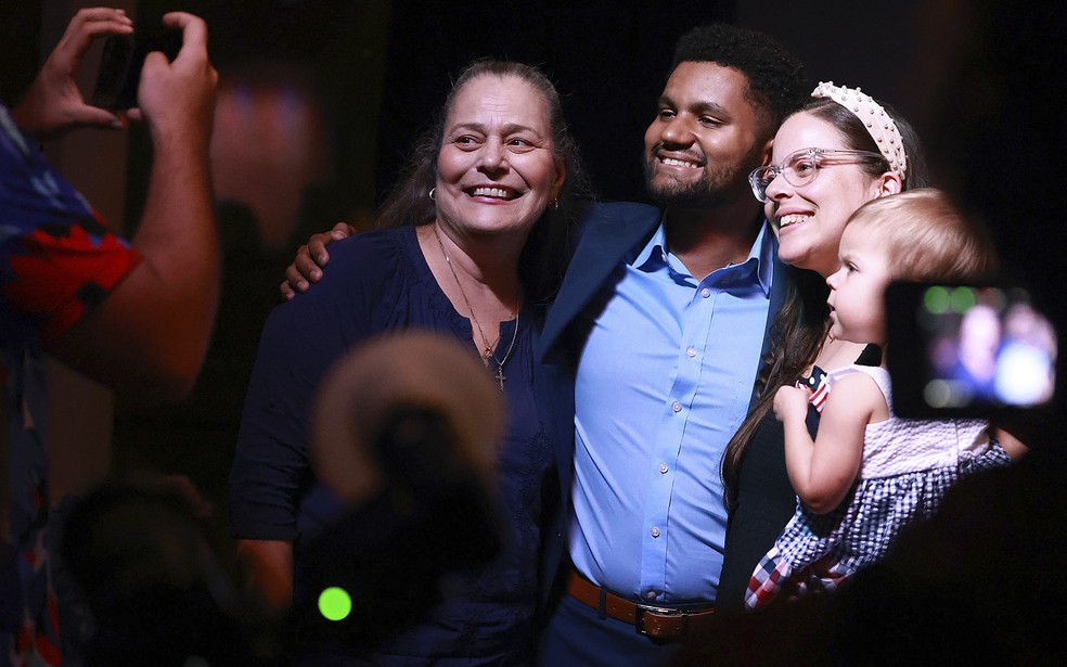 Maxwell Frost, deputado eleito pela Flórida, tira foto com apoiadoras — Foto: Stephen M. Dowell/Orlando Sentinel via AP