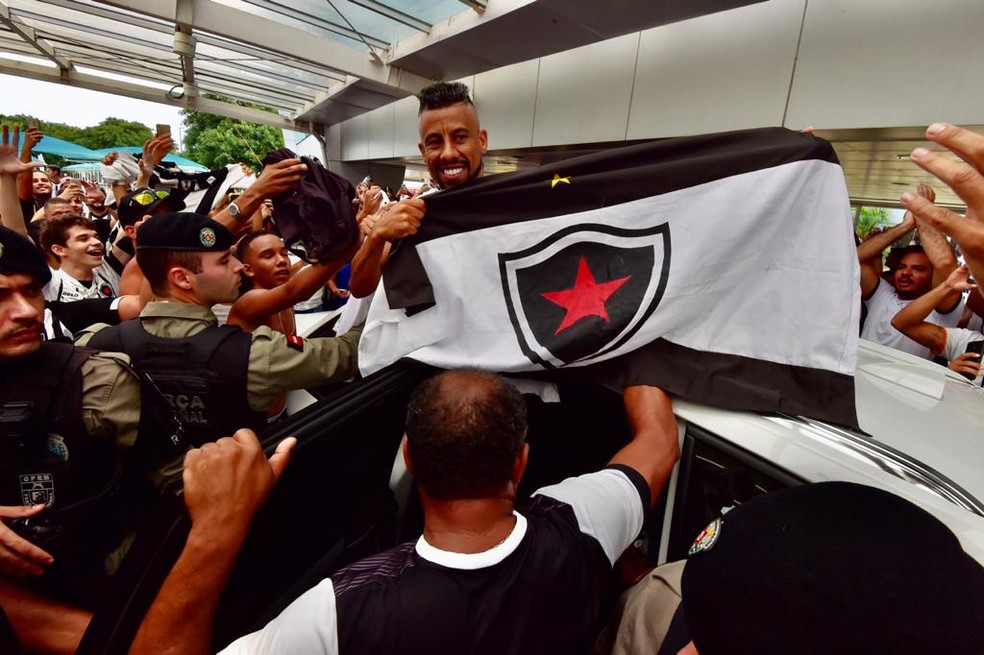 Léo Moura foi recebido nos braços dos torcedores botafoguenses — Foto: Josemar Gonçalves / Botafogo-PB