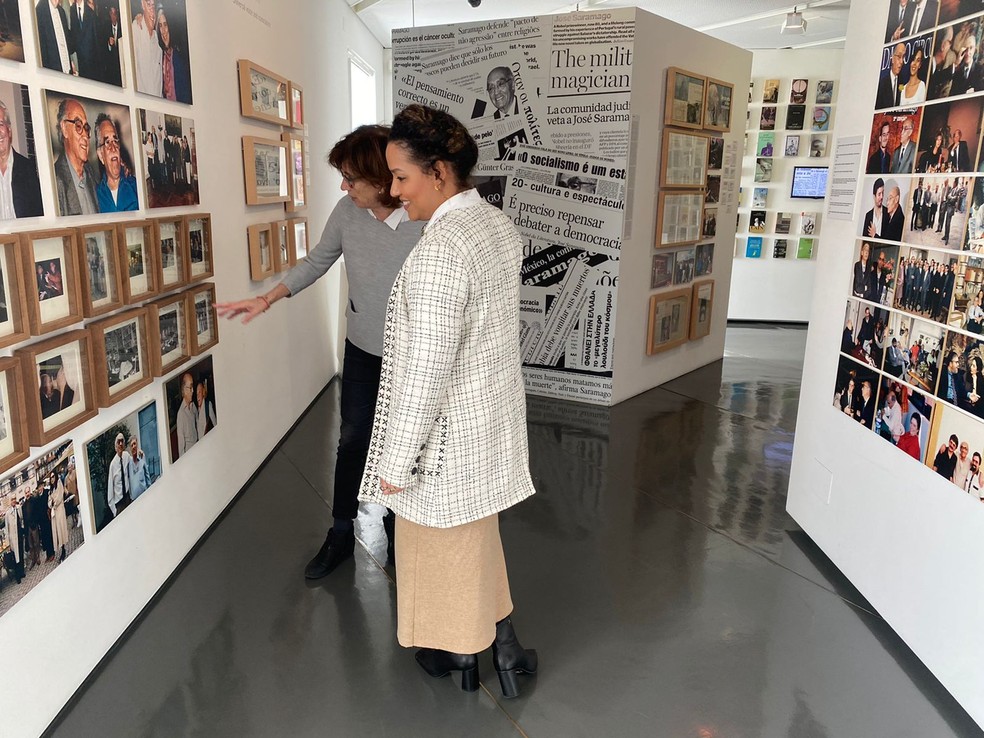 Pilar apresenta sala com fotografias de Saramago à representante paraense — Foto: Divulgação
