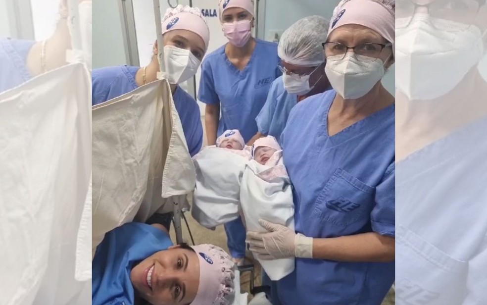 Bebês ao lado da mãe e da equipe médica — Foto: Arquivo Pessoal/Leandra Campos
