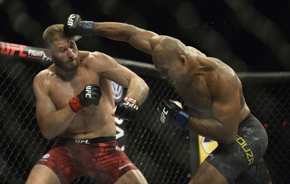 Ronaldo Jacaré busca o ataque a Jan Blachowicz no UFC São Paulo — Foto: Marcos Ribolli