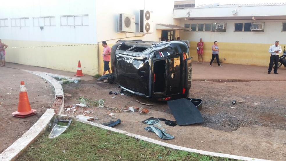 Carro desgovernado atingiu grupo que aguardava atendimento em pátio de policlínica em Cuiabá; idoso morreu (Foto: Polícia Civil de MT/Assessoria)