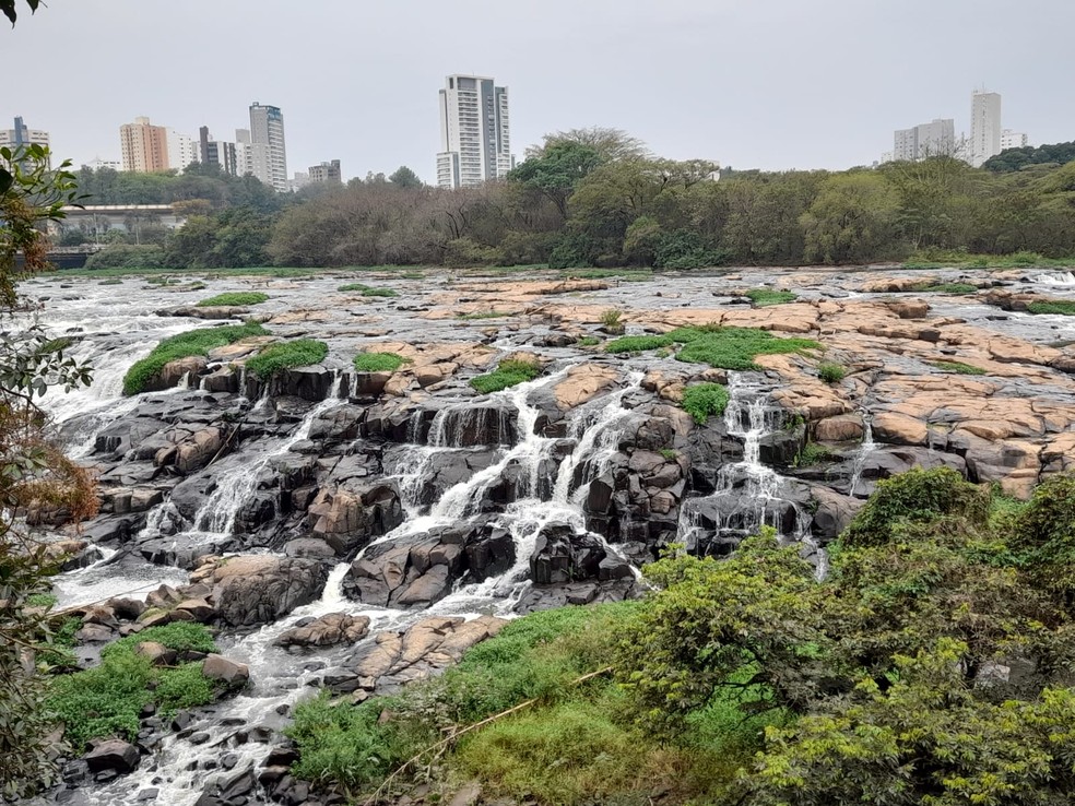 Mesmo com chuva, cartão postal de Piracicaba tem uma série de pedras aparentes — Foto: Edijan Del Santo/ EPTV