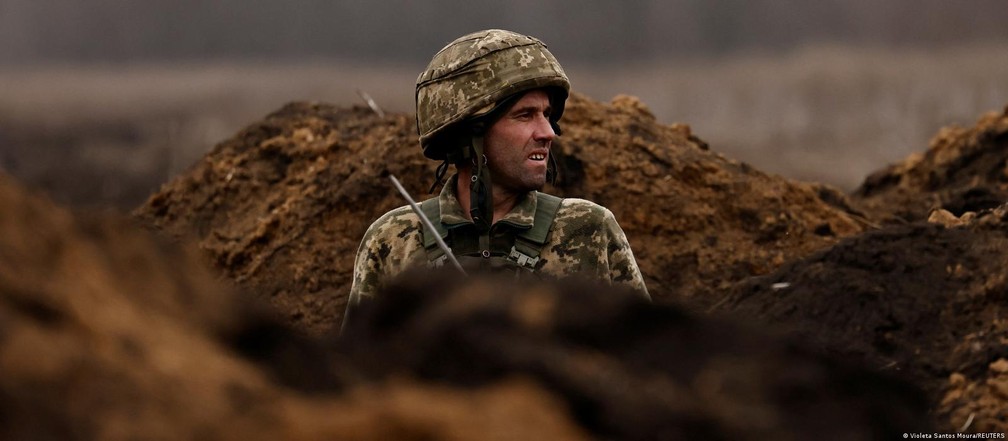 Soldado ucraniano numa trincheira do front perto de Bakhmut — Foto: Violeta Santos Moura/REUTERS