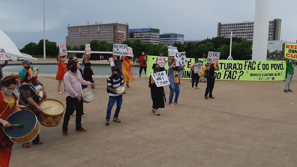Artistas e produtores culturais protestam pela distribuição de recursos da Lei Aldir Blanc no DF — Foto: Carolina Cruz/G1