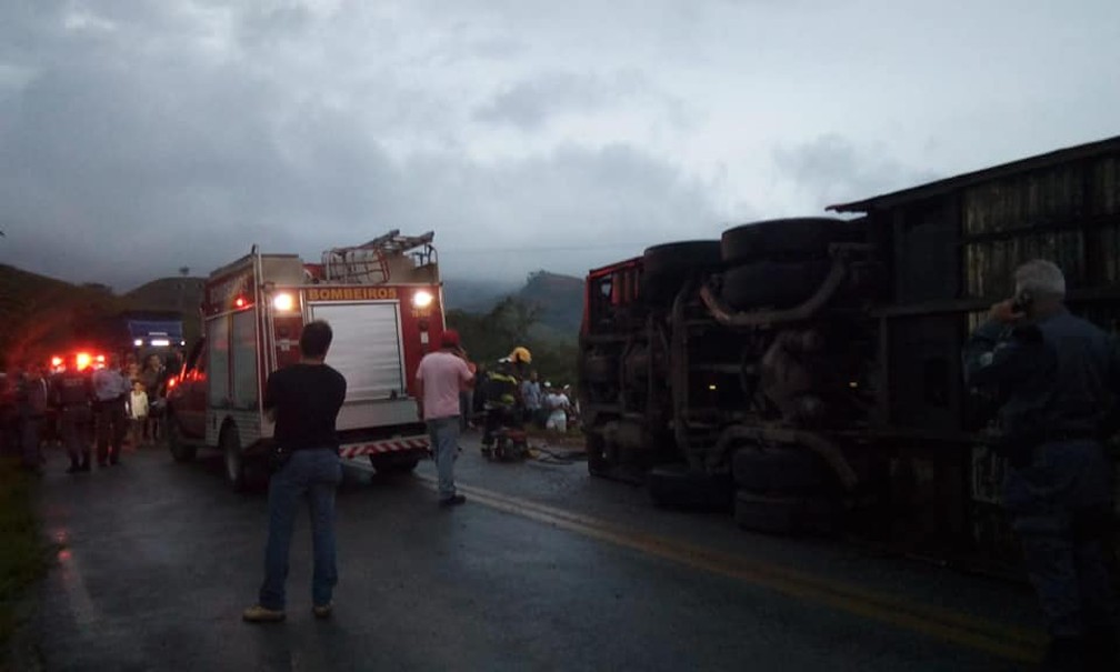 Momento do resgate em acidente no interior de Alegre — Foto: VC no ESTV