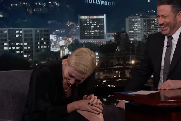 A atriz Charlize Theron chorando de rir ao lembrar de seu pior encontro no programa do apresentador Jimmy Kimmel (Foto: Reprodução)