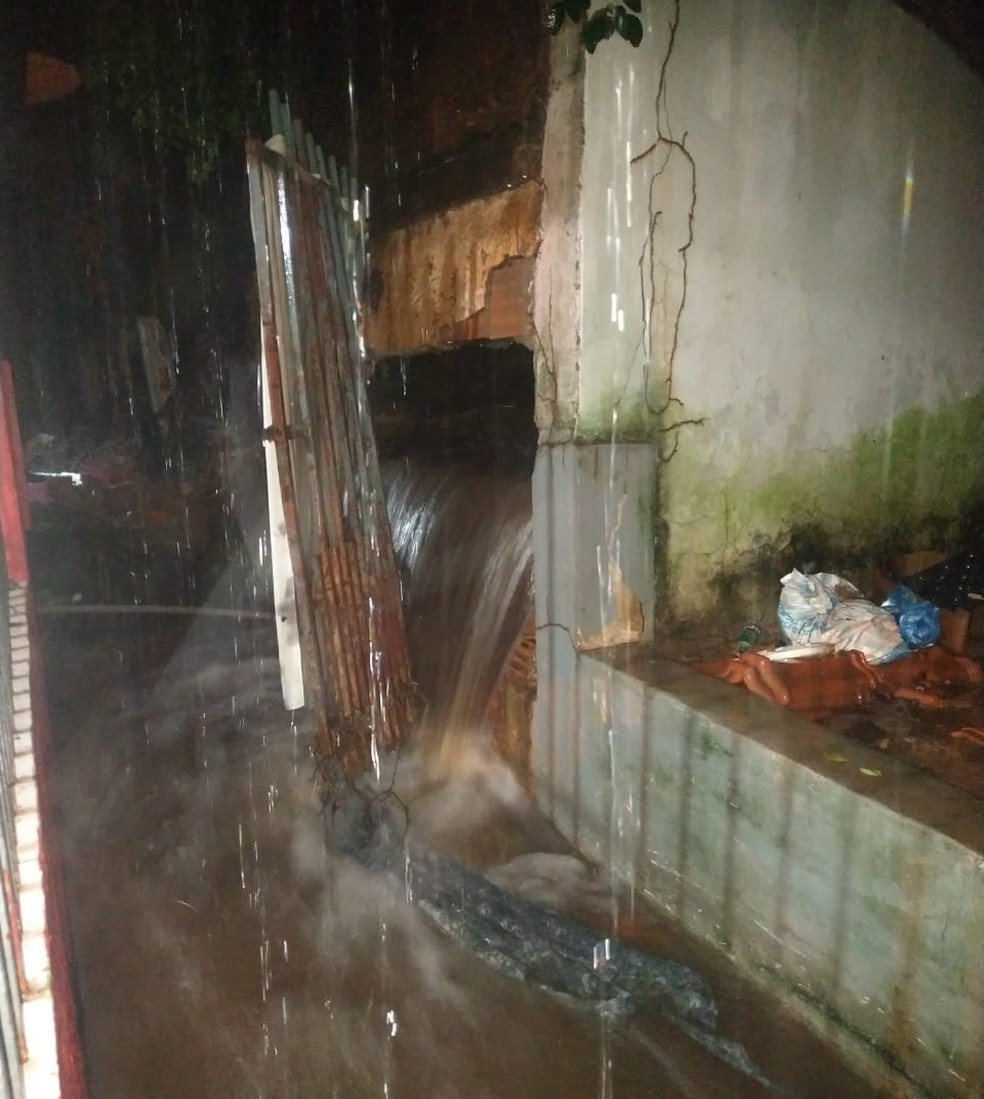 Enxurrada invadiu casa após muro de escola desabar sobre imóvel — Foto: Divulgação