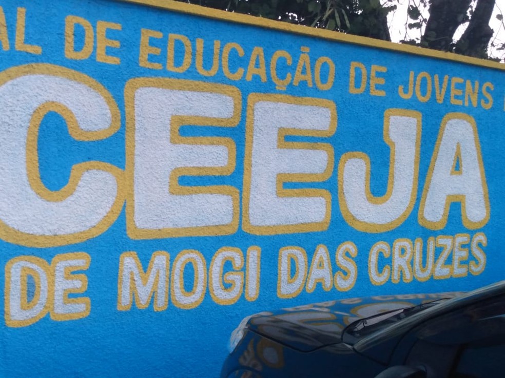 O Centro de Educação de Jovens e Adultos do Estado já foi pintado com destaque amarelo e azul na fachada — Foto: Arquivo Pessoal