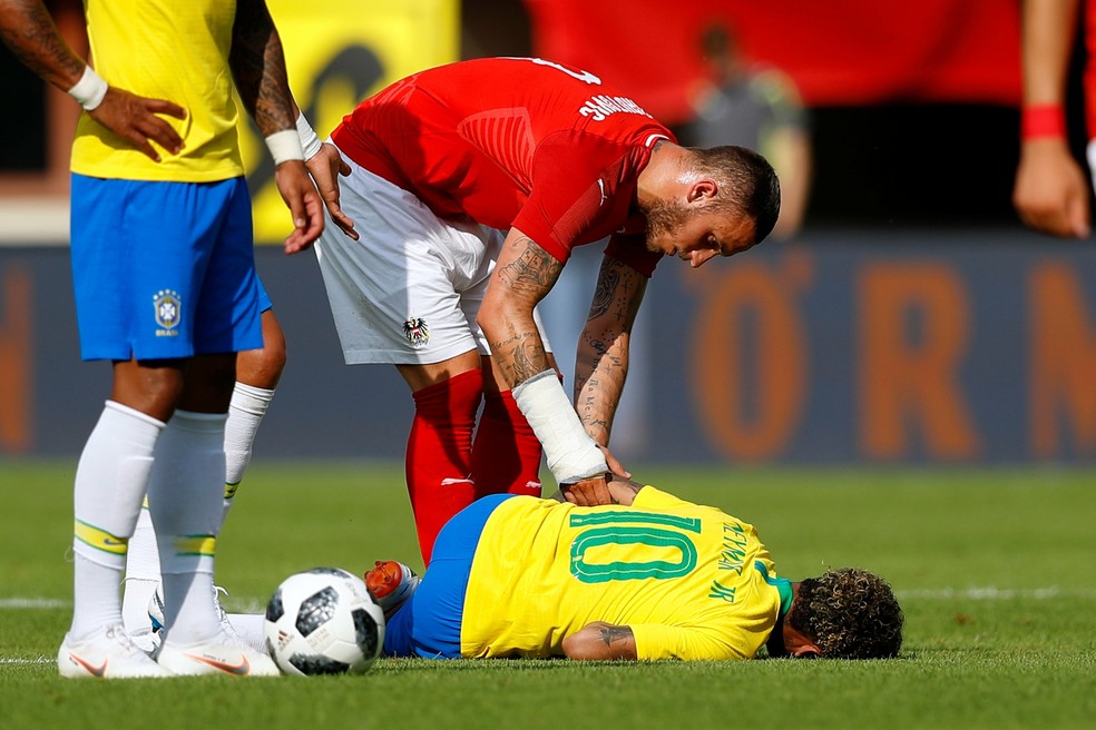 Neymar no chão após entrada dura sofrida diante da Áustria (Foto: Leonhard Foeger/Reuters)