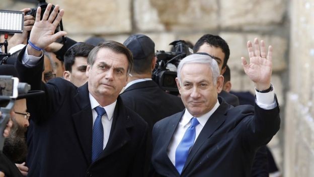 Bolsonaro e Netanyahu no Muro das Lamentações; em geral, políticos visitam o local em caráter mais pessoal, sem o acompanhamento de líderes israelenses (Foto: Reuters via BBC)