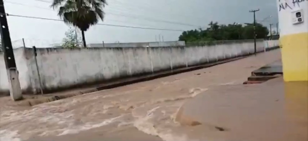 Chuva forte na madrugada desta quarta-feira (8), em Floriano, deixa mais de 1 mil alunos prejudicados — Foto: Tv Clube