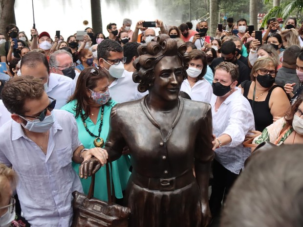 Thales Bretas e Dea Lucia na inauguração de estátuas em homenagem a Paulo Gustavo em Niterói (Foto: Thiago Mattos/ Agnews)