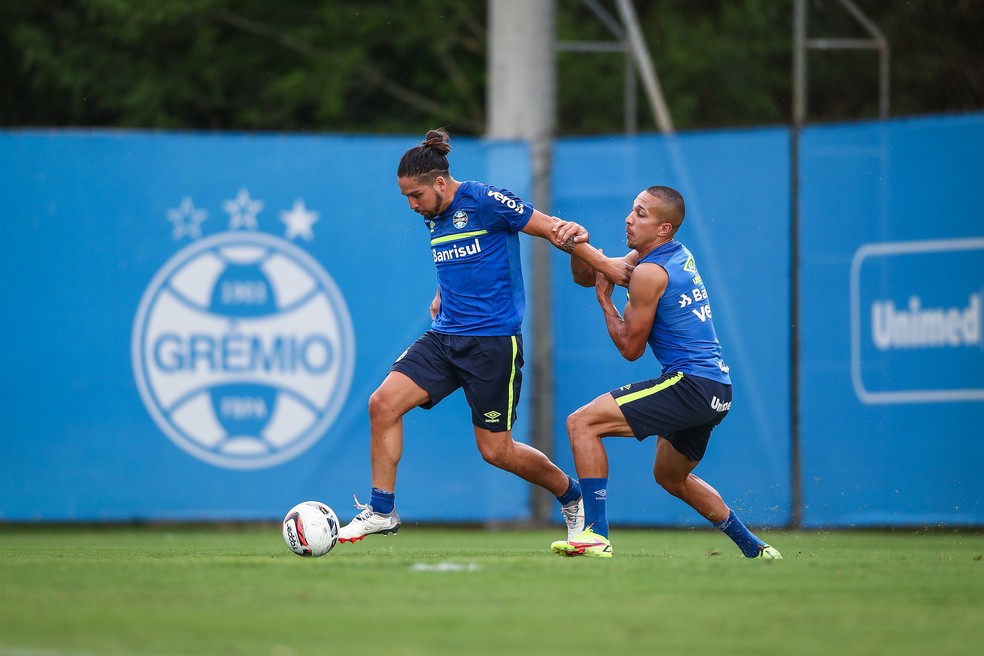 Benítez e Nicolas em disputa mano a mano no treino do Grêmio — Foto: Lucas Uebel / Grêmio FBPA