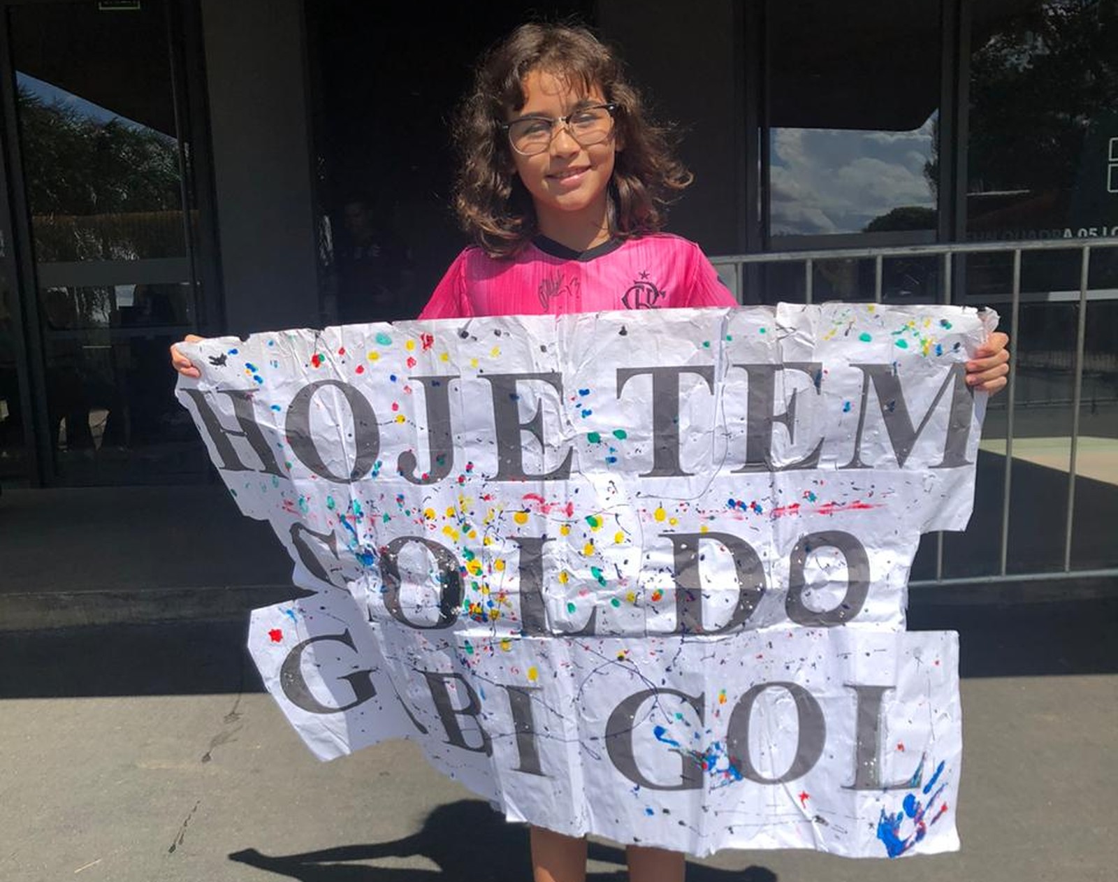 Torcedora que teve cartaz usado por Gabigol vai ao hotel do Fla em Brasília e ganha presente