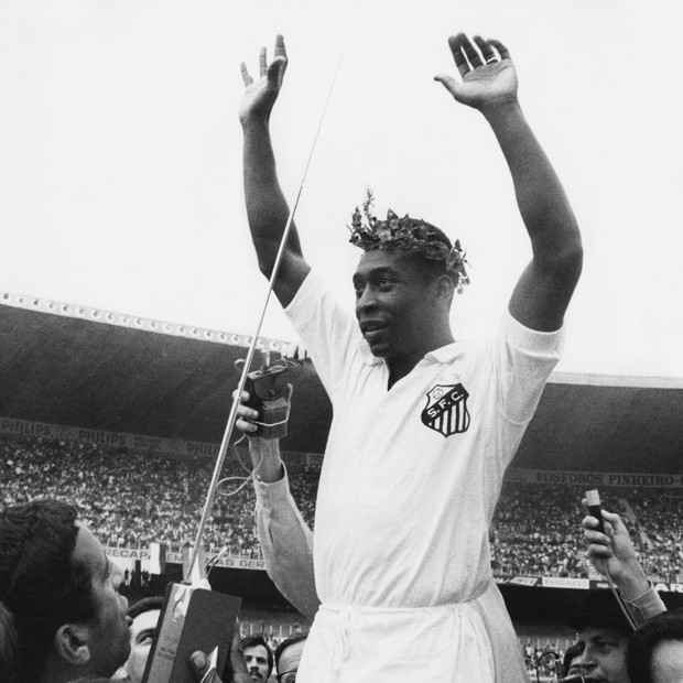 Pelé com a camisa do Santos (Foto: Getty Images)
