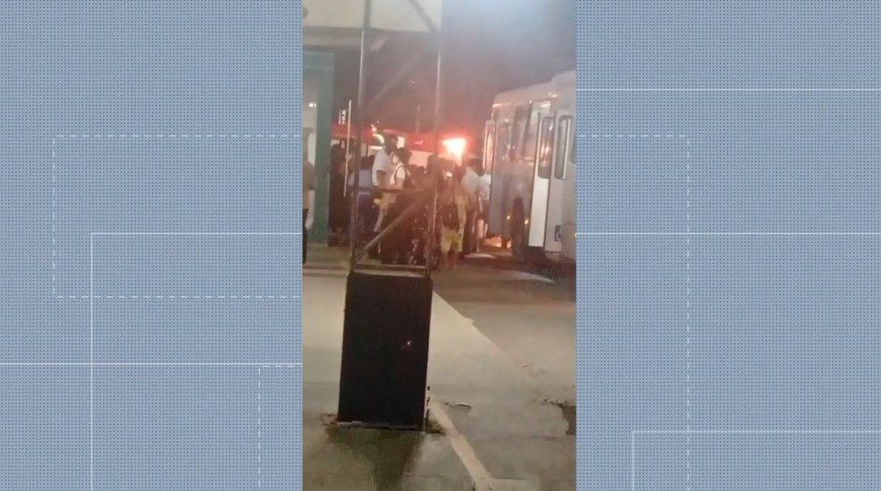Mulher caiu em terminal após ser atingida por ônibus e teve perna esmagada pelo veículo — Foto: Reprodução/TV Gazeta
