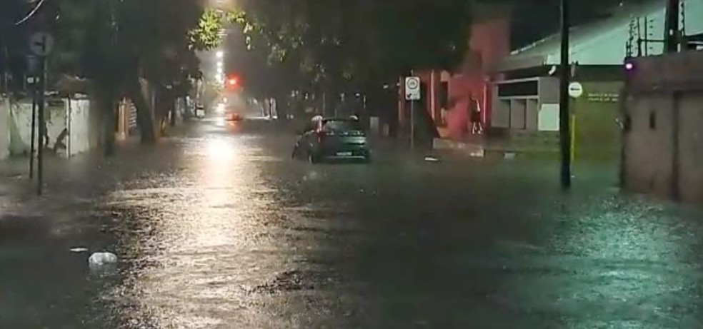 Carro ficou boiando em alagamento na Rua Carlos Vasconcelos, no Bairro Aldeota, durante chuva em Fortaleza. — Foto: Reprodução