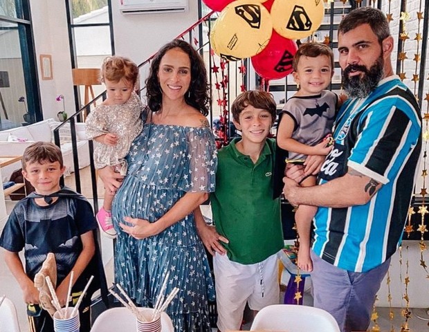 Juliano e Letícia Cazarré com os filhos (Foto: Instagram)