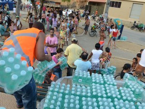 Distribuição de água continua gerando longas filas em Colatina, no Espírito Santo (Foto: Carlos Alberto Silva/A Gazeta)