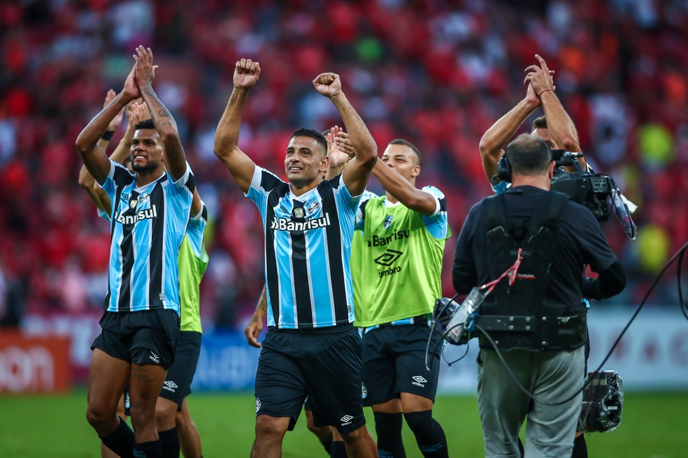 Diego Souza e Rodrigues celebram vitória no Gre-Nal — Foto: Lucas Uebel/Grêmio
