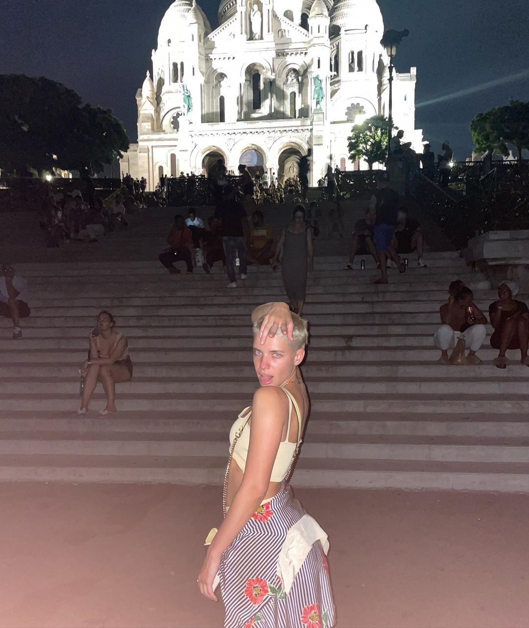 Bruna Linzmeyer com a basílica de Sacré-Coeur, no bairro de Montmartre, ao fundo (Foto: Reprodução Instagram)
