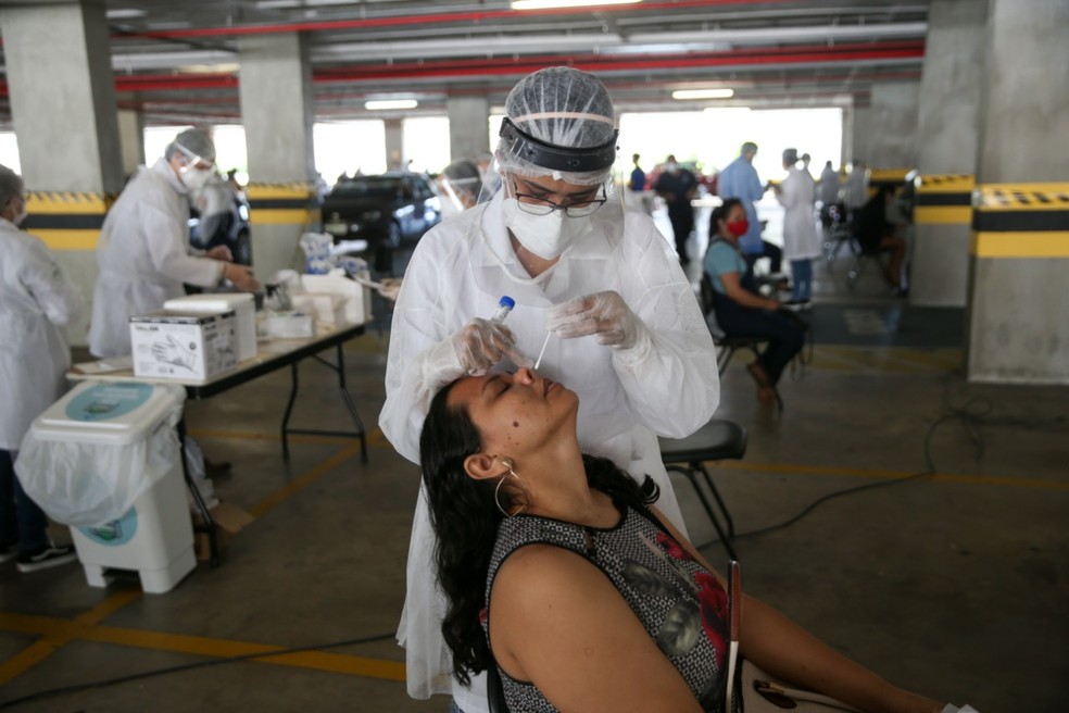 Profissionais da educação fazem testes para Covid-19 em Fortaleza. — Foto: Natinho Rodrigues/SVM