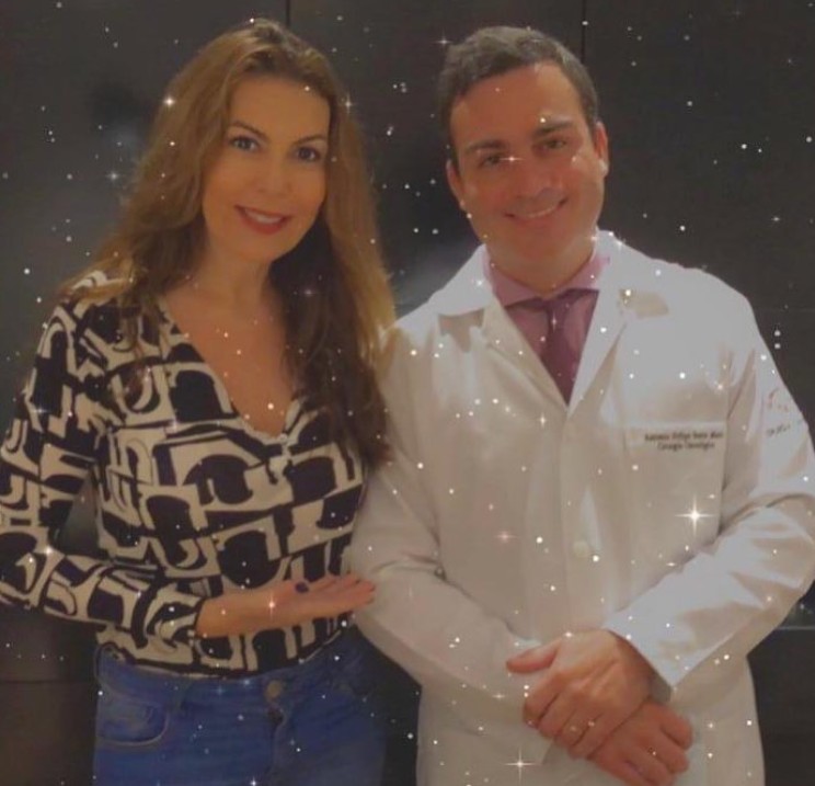 Claudia Lira com o médico que a reoperou, Antonio Felipe Santa Maria  (Foto: Reprodução/Instagram)